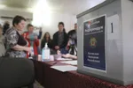 Ľudia z Luhanskej oblasti stoja v rade na referendum.