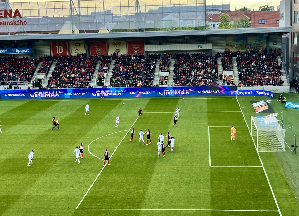 Read more about the article Derby bolo zápasom dvoch najlepších mužstiev. Víťazne odchádzal Slovan 