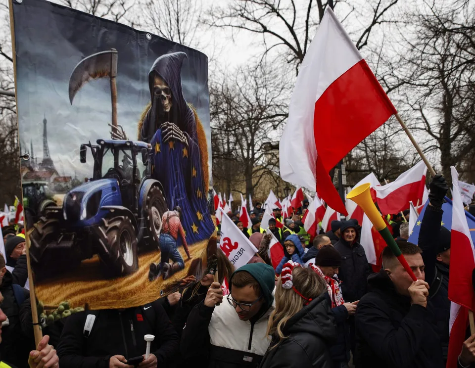 Read more about the article Šokujúce správanie protestujúcich poľnohospodárov: Na policajtov hádzali dlažobné kocky a pálili rakvu