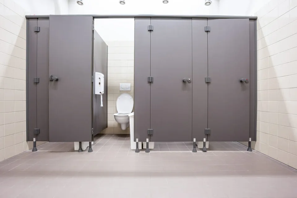Read more about the article Na verejných toaletách sa môžete nakaziť. Nestačí ani dodržiavanie hygieny