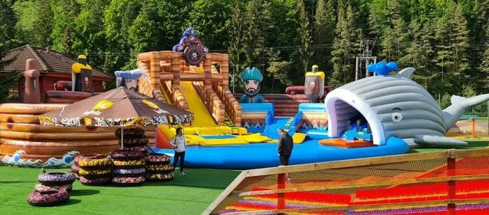 Read more about the article Dráma vo Valčianskej doline: Prevrátil sa skákací hrad s deťmi, podfúkol ho vietor!