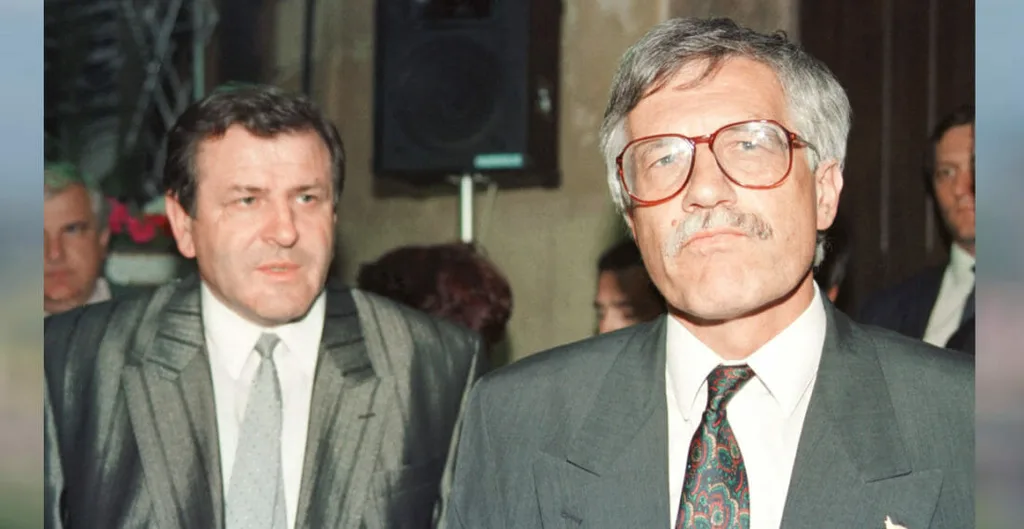 Zľava Vladimír Mečiar a Václav Klaus počas tlačovky po 2. kole rokovaní o rozdelení Československa 17. júna 1992 v Prahe.