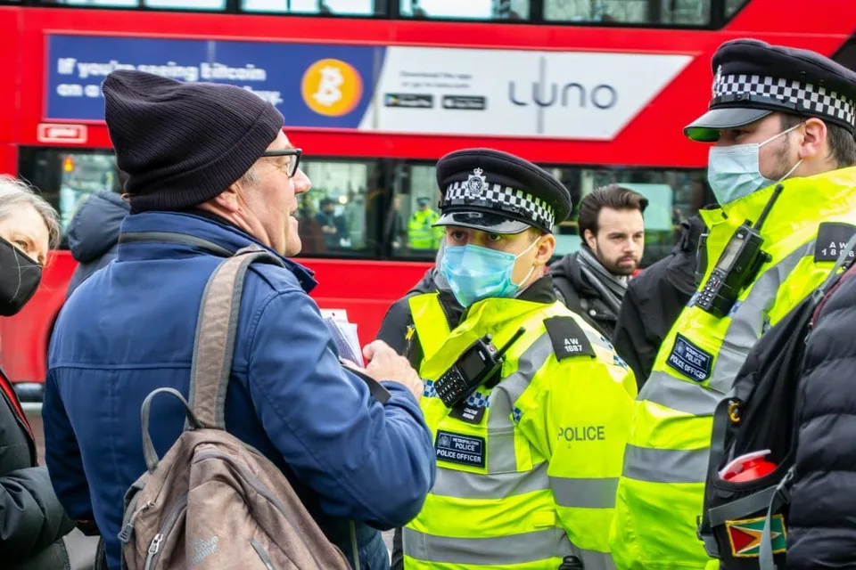 Read more about the article Náhly zvrat v Británii: Varovanie expertov sa nenaplnilo. Nakazených ubúda, aj keď opatrenia zrušili