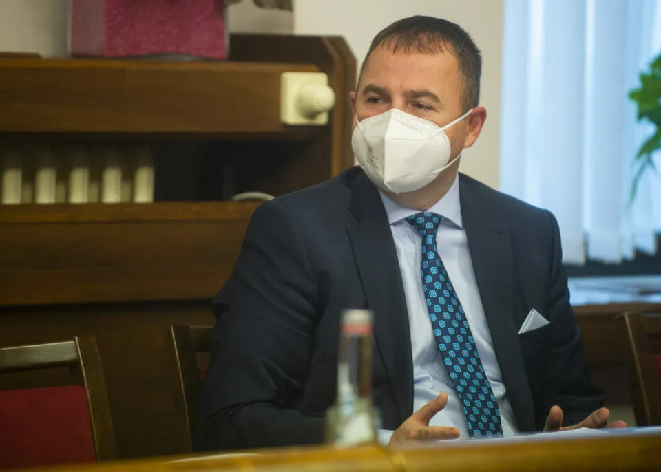 Read more about the article Opozícia odmieta zrušenie skupín priateľstva, Kéry hovorí o nezmysle