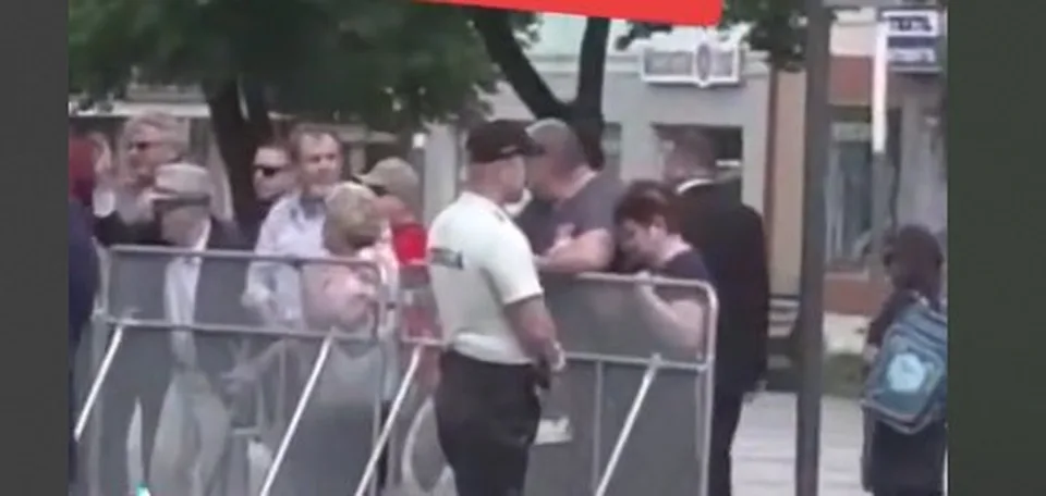 Read more about the article Internetom koluje šokujúce video: Atentátnik nebol sám? Kto je TENTO, muž s ktorým pred útokom zrejme komunikoval?