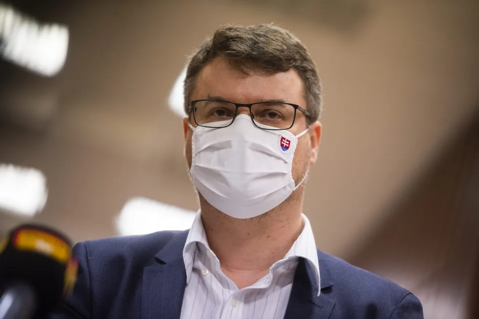 Read more about the article Holý nie je jediný, komu dal Mikas individuálnu výnimku! Kto ju z politikov ešte dostal?
