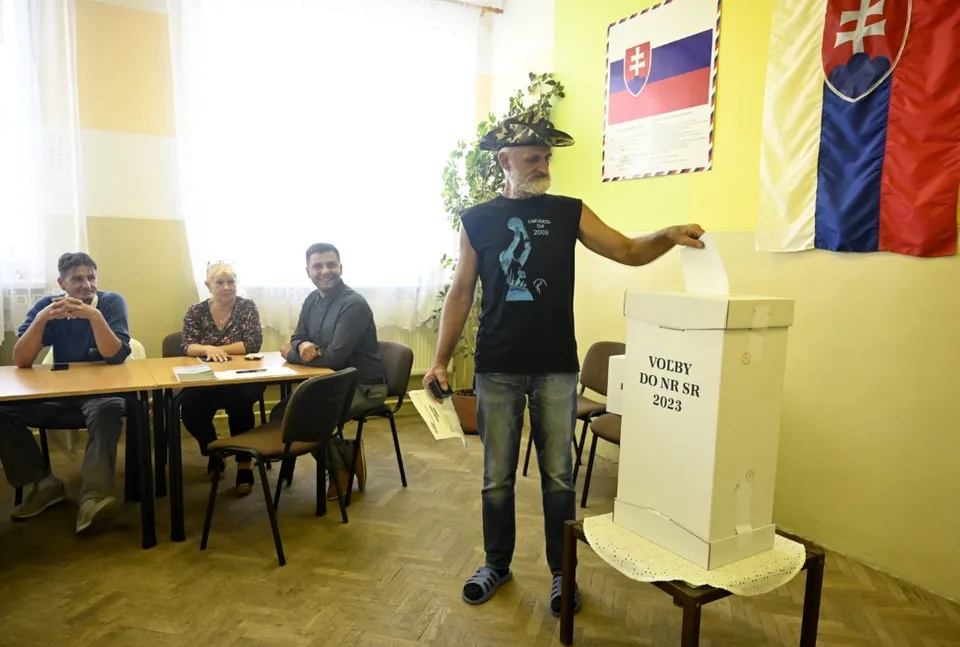 Read more about the article V Považskej Bystrici zomrel volič, na Orave nafúkali predseda aj člen volebnej komisie
