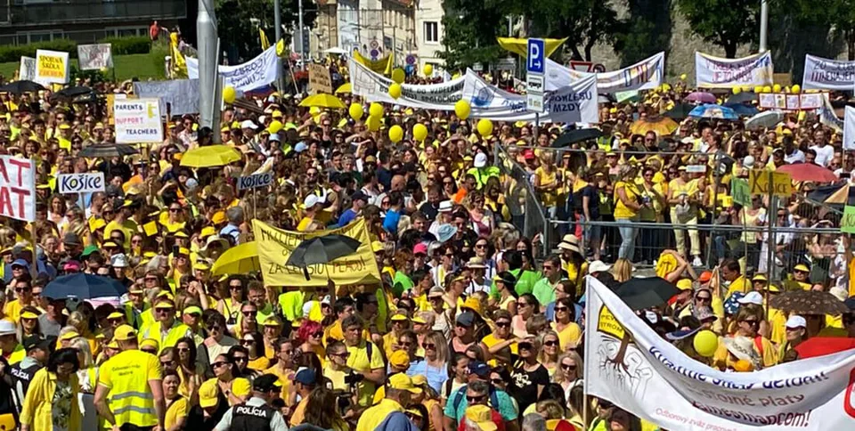 You are currently viewing VIDEO Na proteste učiteľov sa rozpútali riadne protivládne nálady! Matovič ani Gröhling neprišli