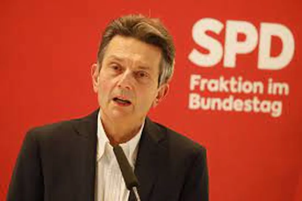 Read more about the article Šéf SPD Mützenich: Nemecko si musí začať uvedomovať, že mier na Ukrajine sa nedá dosiahnuť zbraňami!