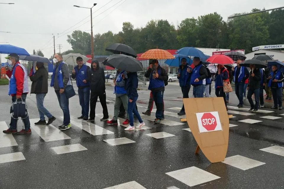 Read more about the article Protestujúci zablokovali premávku v Žiline: Ľudia si zaslúžia slušnú starobu!
