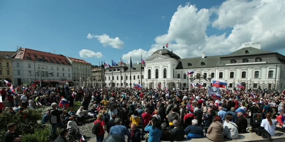 Read more about the article FOTO VEĽKÝ protest pred Prezidentským palácom: Ľudia sa búria proti vláde a chcú referend