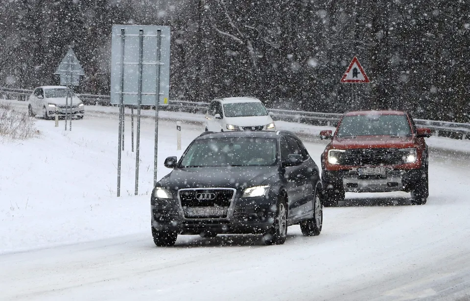 Read more about the article Zimné podmienky ovplyvňujú dopravu: Silné sneženie uzatvára kľúčové horské priechody