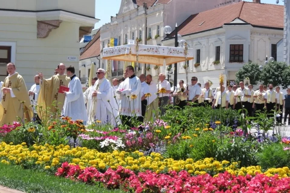 Read more about the article Katolíci slávia sviatok Božieho tela, sprevádzaný procesiami: V Bratislave a v Košiciach budú slávnosti