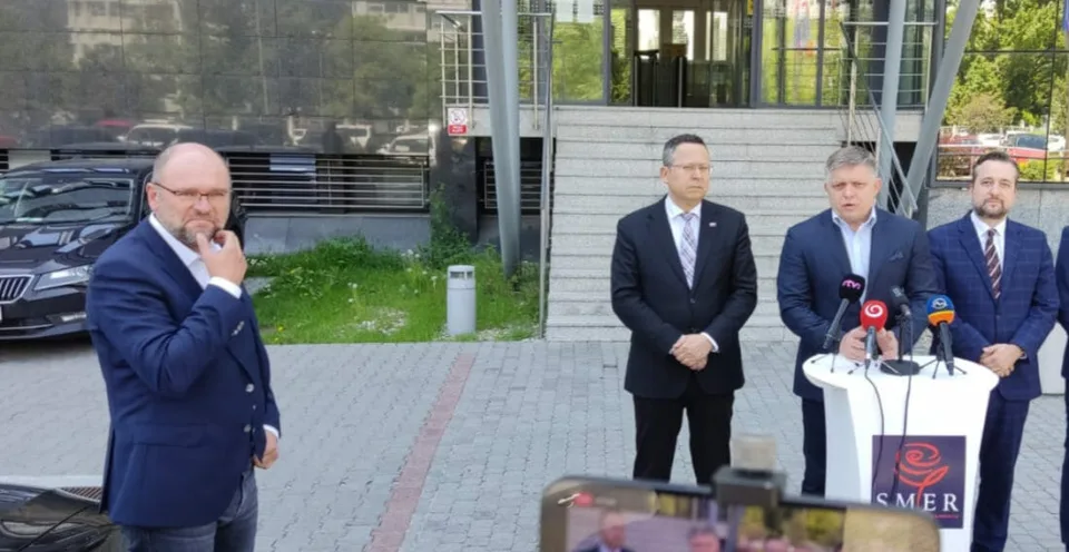Read more about the article Sulíkove názorové salto! Príchod Jaguaru za Fica kritizoval, príchod Volva oslavuje