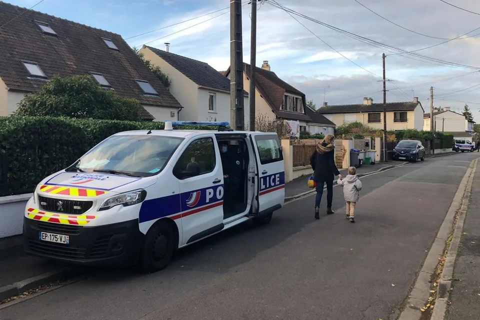 Read more about the article Šokujúce: Muž s mačetou vyčíňal pred škôlkou. Polícia ho zastrelila!