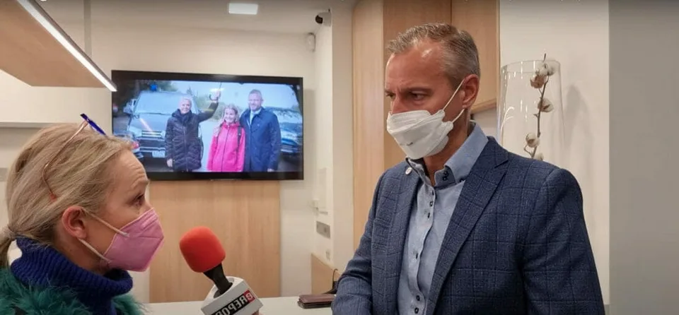 Read more about the article VIDEO Ostrá kritika Rašiho: Gröhling má mať ruku priklincovanú k lavici a odsúhlasiť rady hygienikov!