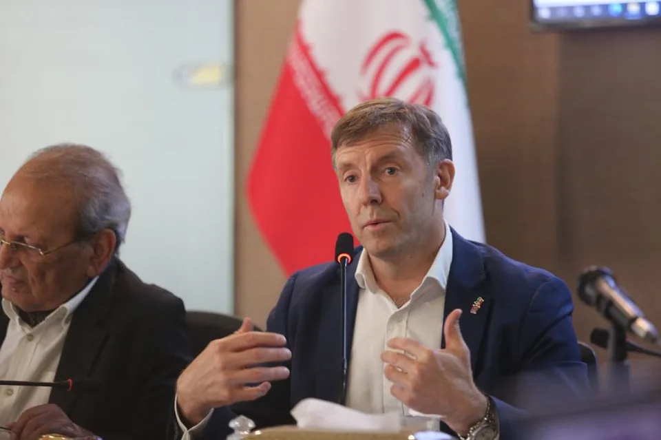 Read more about the article Prilievali olej do ohňa? Irán si pre prebiehajúce protesty predvolal britského a nórskeho veľvyslanca!