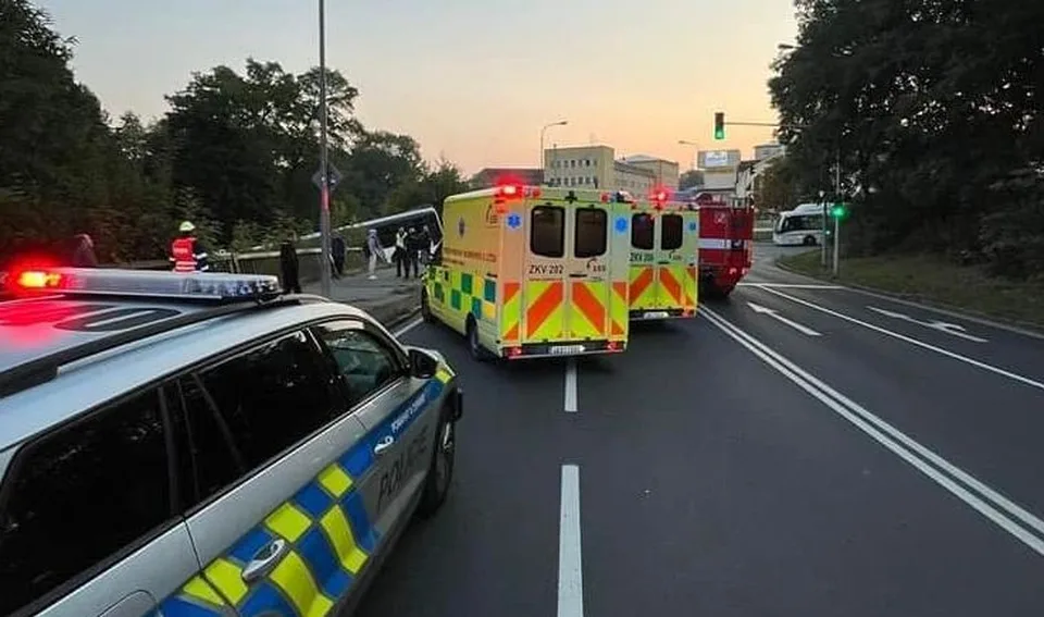 Read more about the article Desivá nehoda v Karlových Varoch: Autobus zišiel na železničnú trať po zrážke s opitým vodičom