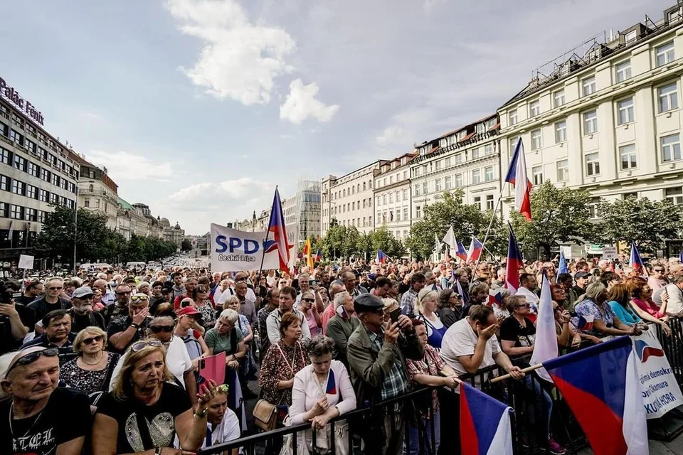 Read more about the article Nech žije Fico, nech žije Fico! Skandoval masívny dav na pražskej demonštrácii