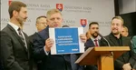 Šéf opozičnej strany SMER-SD Robert Fico (uprostred) počas tlačovej konferencie.
