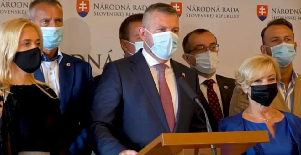 Read more about the article VIDEO Pellegriniho ľudia upozorňujú: Podvodníci a bábkoherečka chcú vrátiť dôveru v právny štát!