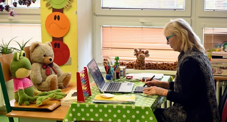 Read more about the article Analytikov zatváranie škôl poriadne vytočilo: Niekto nevie čítať dáta. Alebo má tie grafy otočené!