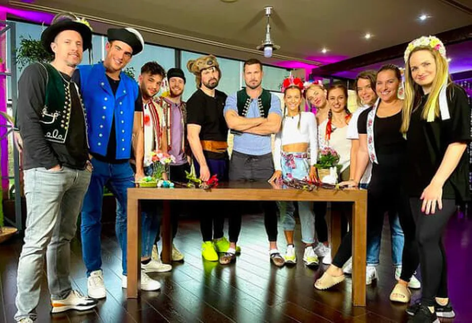 Read more about the article Potešenie pre ženské oči. Koleník a Bardy v detvianskych krojoch