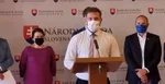 V popredí epidemiológ Martin Pavelka.