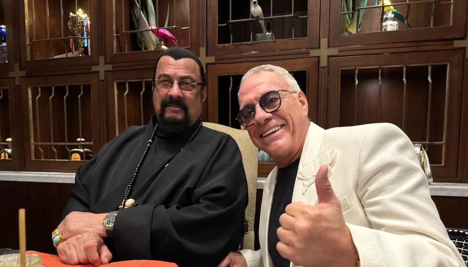 Read more about the article VIDEO Hollywoodska hviezda Van Damme oslovil Putina a poslal bozky Rusku. Chce byť mierovým veľvyslancom