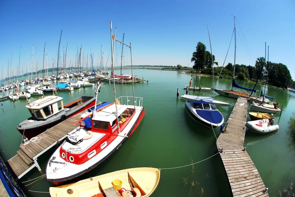 Read more about the article Do maďarského jazera Balaton sa zrútil policajný vrtuľník