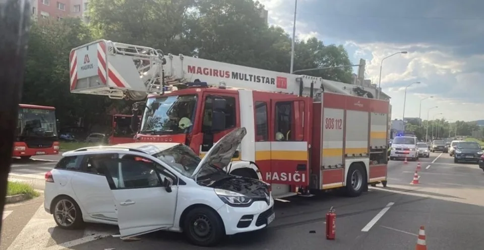 You are currently viewing Polícia vyšetruje dopravnú nehodu: Hasiči sa zrazili s osobným autom