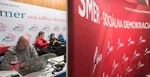 Na archívnej snímke novinári na centrále Smeru-SD pracujú počas volebnej noci v marci 2020.