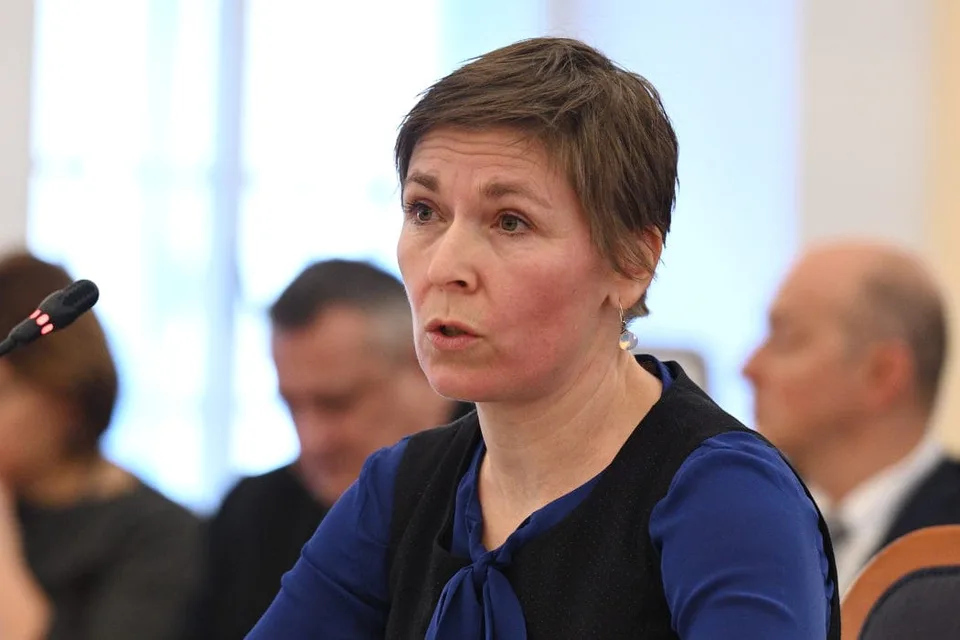 Read more about the article Drsná kritika mimovládky: Takto sa to nerobí! Vlády Matoviča a Hegera pretlačili zrýchlene až 97 zákonov!