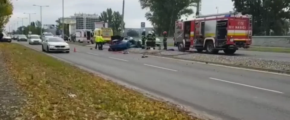Read more about the article V Bratislave na Prístavnej narazilo auto do stĺpa, na mieste zasahujú hasiči
