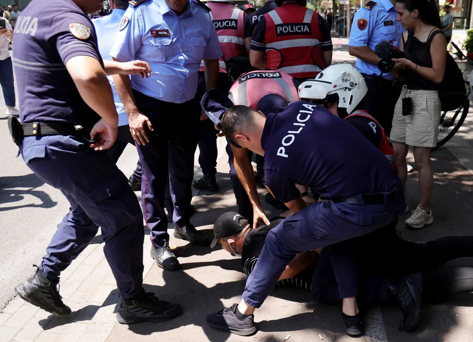 Read more about the article Albánsko zažíva napäté protesty: Ulice pred parlamentom sa zmenili na bojisko