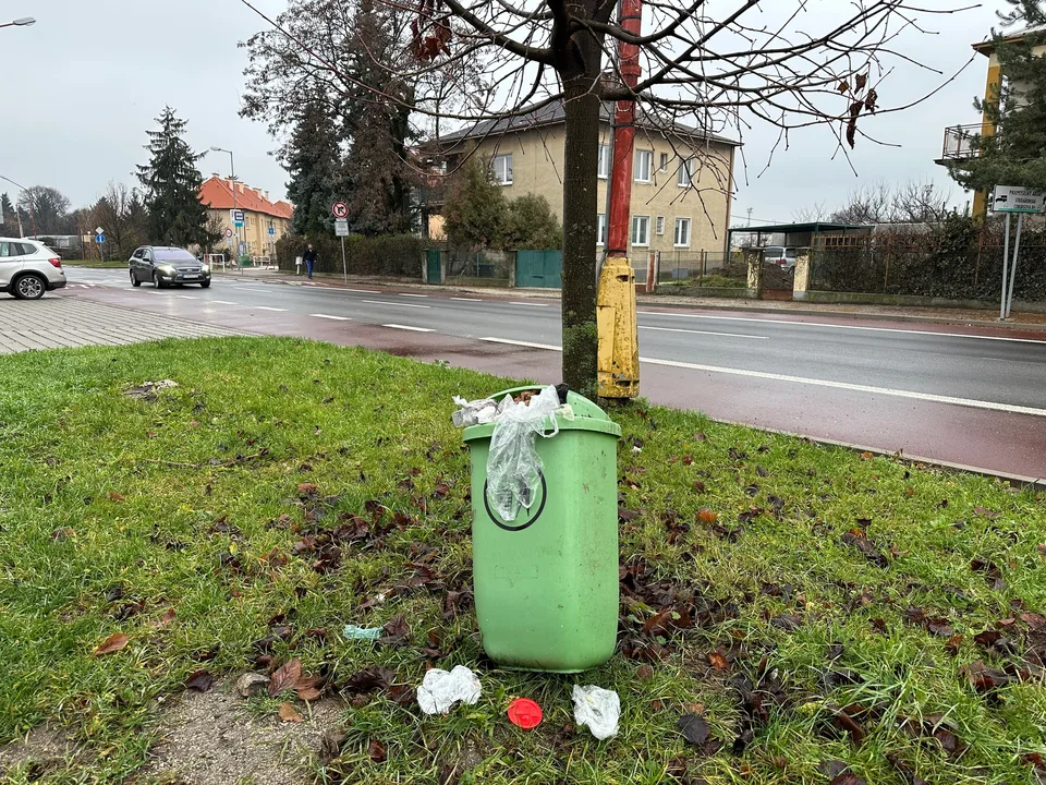 Read more about the article Mesto zredukovalo odpadkové koše, sťažnosti pribúdajú. Preplnené nádoby a neporiadok dráždia Trnavčanov