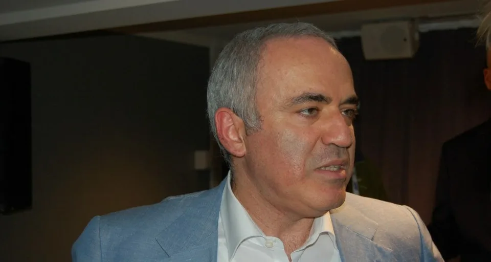Read more about the article Ruský šachový majster Kasparov narovinu: Kým je Putin v Kremli, mier nebude