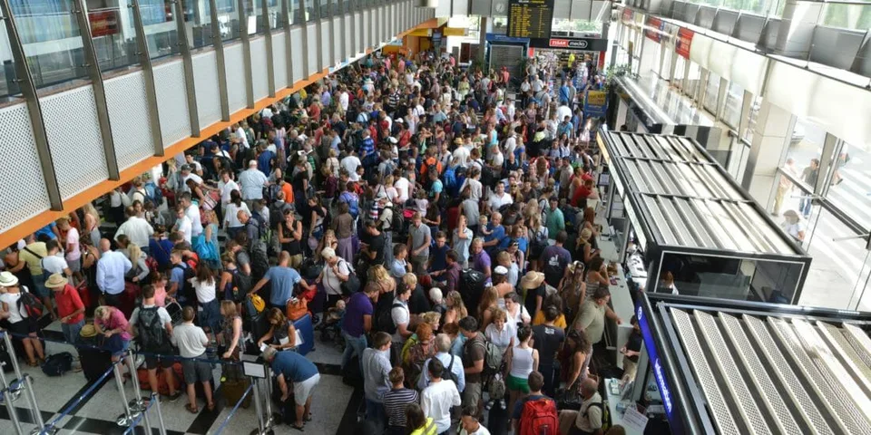 Read more about the article Hrozba chaosu na letiskách je reálna! Aerolínie varujú pred COVID pasmi