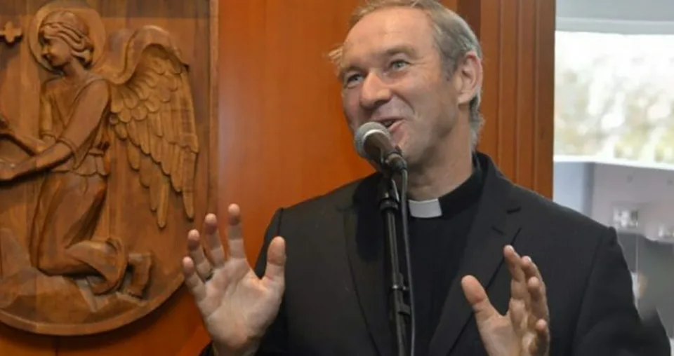 Read more about the article Bezák pod paľbou kritiky pre jeho účasť na Pride, kňaz Urbančok: Jeho odvolanie bolo správne. Je homoloby aktivistom!