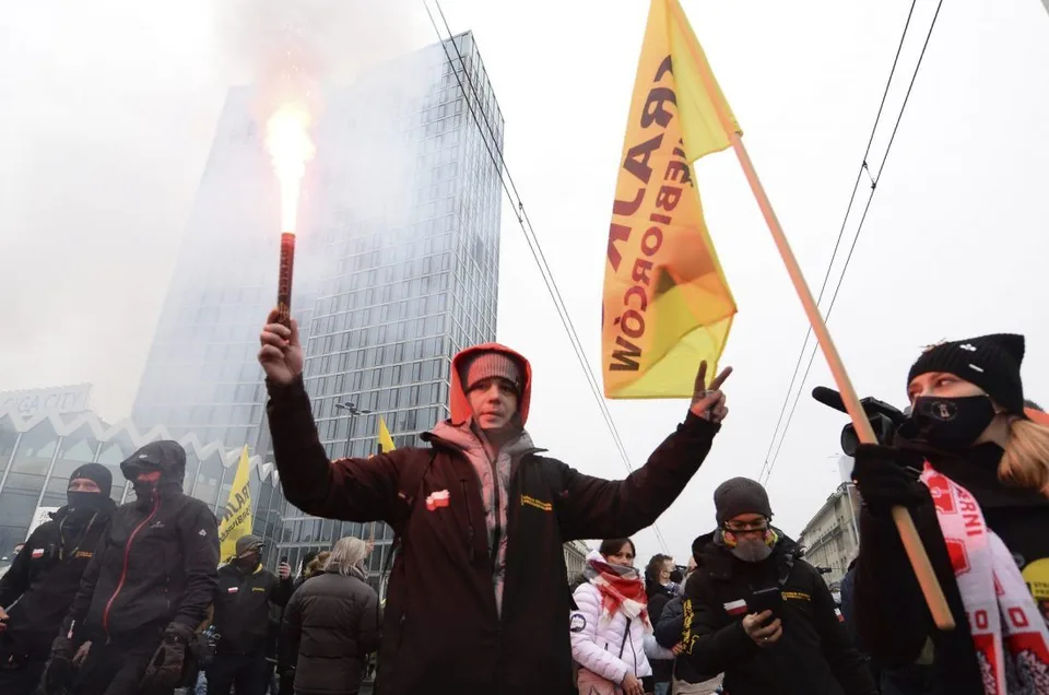Read more about the article VIDEO Kaczyňského dom chránili stovky policajtov pred demonštrantmi