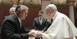 Pápež František a maďarský premiér Viktor Orbán si vymieňajú dary počas stretnutia 12. septembra 2021 v Budapešti.