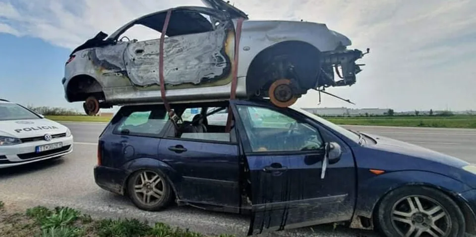 Read more about the article FOTO Polícia zastavila v Trnave Ford Focus, ktorý na streche viezol autovrak!