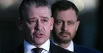 Zľava premiér Eduard Heger (OĽANO) a minister vnútra Roman Mikulec (OĽANO) počas brífingu v novovzniknutom humanitárnom hube.