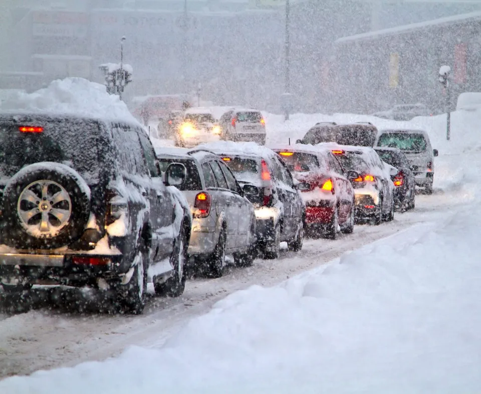 Read more about the article Cestári upozorňujú motoristov: Silné sneženie obmedzuje dohľadnosť vo viacerých lokalitách