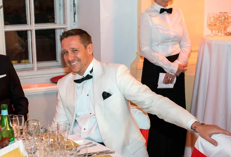 Read more about the article Najromantickejšie zábery: Sukničkár Jan Novotný zamilovaný na nepoznanie