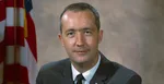 Na nedatovanej snímke amerického Národného úradu pre letectvo a vesmír (NASA) pózuje americký astronaut James McDivitt.