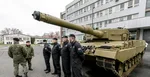 Tank Leopard 2A4 pred budovou ministerstva obrany SR v Bratislave 19. decembra 2022.