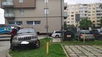 Šofér pri aute, ktorým prešiel seniorku.