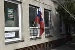 Slovenská vlajka na budove železničnej zastávky v Malom Bysterci v Dolnom Kubíne 29. októbra 2022.