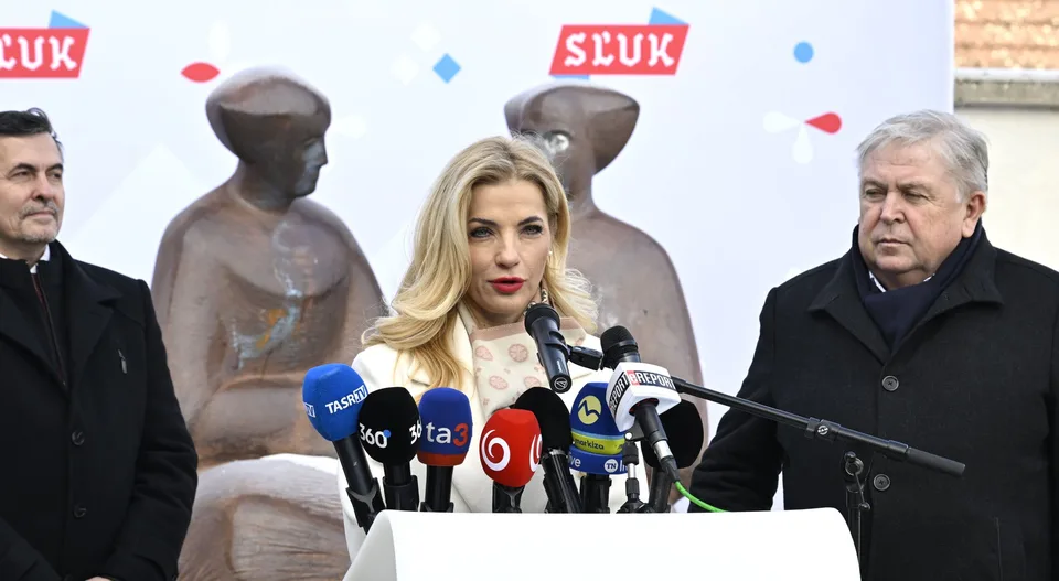 Read more about the article Šimkovičová investovala do folklóru: Nový autobus prináša umelcom komfort aj technické vybavenie pre dlhé cesty